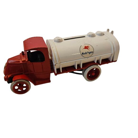 ERTL Other - ERTL replica Mack 1926 Bull Dog Mobilgas tanker bank - missing bottom stopper
